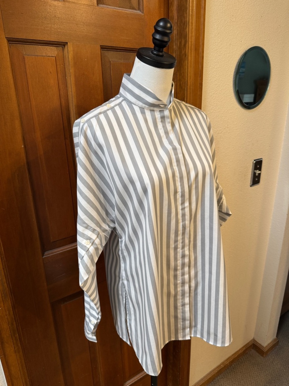 PRICE FIRM Akris Punto Gray and White Womens Mandarin Collar Shirt Size 8 - Picture 11 of 12